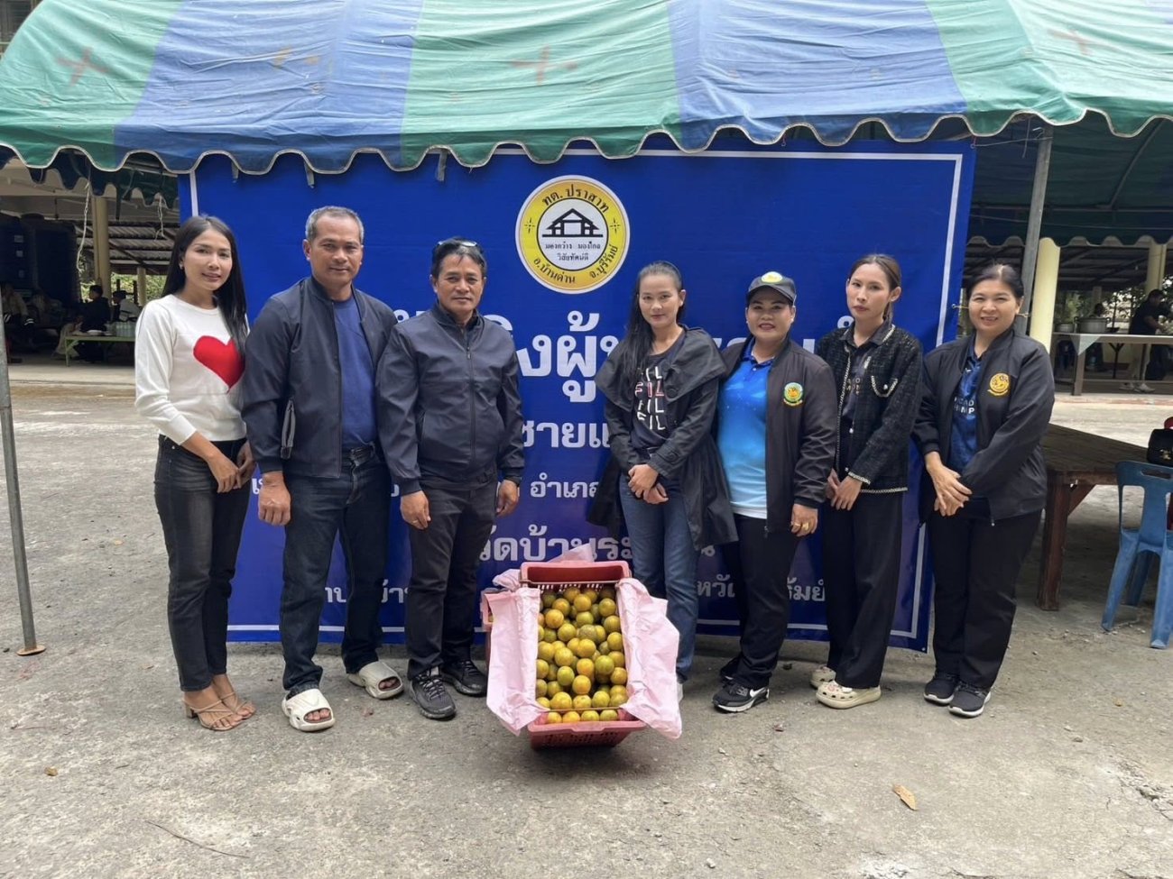 วันพุธ ที่ 10 ธันวาคม พ.ศ.2568 เทศบาลตำบลปราสาท อำเภอบ้านด่าน ขอขอบพระคุณสำหรับธารน้ำใจจากพ่อแม่พี่น้องประชาชนตำบลปราสาททุกท่านทที่มีจิตศรัทธาร่วมบริจาคสิ่งของและปัจจัยเพื่อนำไปมอบให้ผู้ประสบภัย จากสถานการณ์ชายแดนไทย-กัมพูชา รายชื่อผู้บริจาค ณ ศูนย์พักพิงผู้ประสบภัยฯ วัดบ้านระหาน  ประจำวันที่ 10 ธันวาคม 2568 1. นาสาวยุราพร เปือยหนองแข้ มอบส้มเขียวหวาน จำนวน 25 กิโลกรัม 2. ท่าน สท.สุมาลี อุไรรัมย์ มอบเงินจำนวน 500 บาท 3. นายถาวร วันดี และนางสาวประภัทรสิริ แสนบุดดี มอบส้มเขียวหวาน จำนวน 2 เข่ง  4. คุณตาดำรง ภาษีดา (ม.15) มอบน้ำดื่ม จำนวน 3 แพ็ค 5. คุณดาว ยวงรัมย์ (ม.15) มอบเงิน จำนวน 1,500 บาท  6. นายพีรภัทร ทองธีรสกุล (ทนายปีเตอร์) มอบขนม เครื่องดื่ม และผลไม้  7. ท่าน สท.ณลินจ์ทิพย์ สุมหิรัญ มอบ ผัก 8. นายอำเภอบ้านด่าน มอบไอศครีม จำนวน 1 ถัง  9. คุณตามาน ชะลุนรัมย์     คุณยายพิน ชะลุนรัมย์     คุณอัญชลี ชะลุนรัมย์     คุณปิยพร จุมพล      มอบน้ำดื่ม มาม่า ปลากระป๋อง ไข่ไก่ และเงินจำนวน 500 บาท