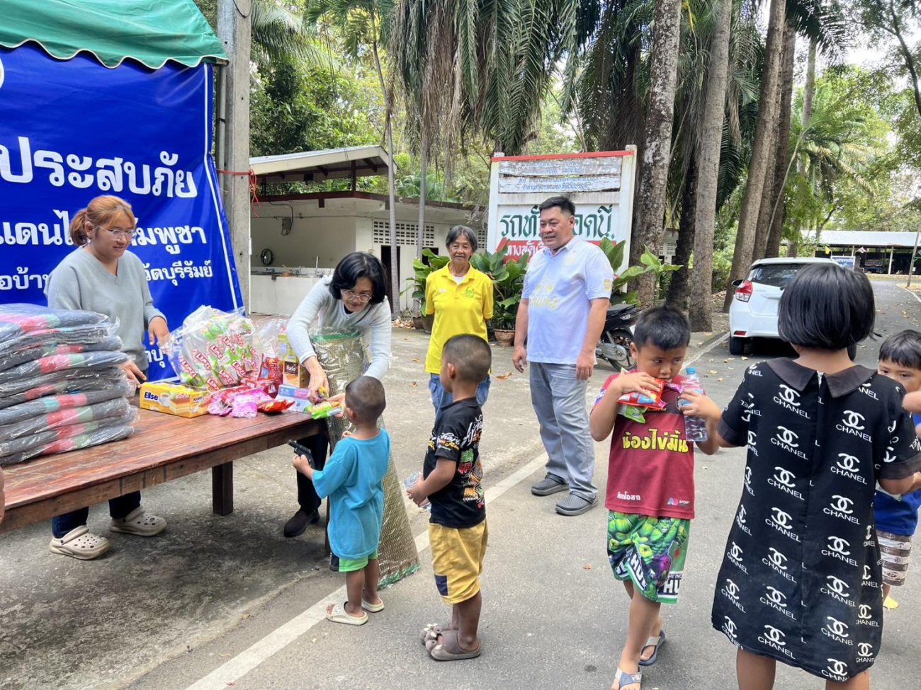 วันพฤหัสบดี ที่ 11 ธันวาคม พ.ศ.2568 เทศบาลตำบลปราสาท อำเภอบ้านด่าน ขอขอบพระคุณสำหรับธารน้ำใจจากพ่อแม่พี่น้องประชาชนตำบลปราสาททุกท่านทที่มีจิตศรัทธาร่วมบริจาคสิ่งของและปัจจัยเพื่อนำไปมอบให้ผู้ประสบภัย จากสถานการณ์ชายแดนไทย-กัมพูชา รายชื่อผู้บริจาค ณ ศูนย์พักพิงผู้ประสบภัยฯ วัดบ้านระหาน  ประจำวันที่ 11 ธันวาคม 2568 1. คุณยายสงวน ชอบรัมย์ มอบน้ำดื่ม 4 แพ็ค มอยเงินจำนวน 100 บาท  2. นายชาญณรงค์ สราญบุรุษ มอบน้ำ 3 แพ็ค มอบโอวัลติน ,กาแฟ  3.ผอ.สุพรรณ ศรีลากุล และเพื่อนๆ องุ่น,หงษ์รุจิโก ,นายดิษฐ์ ห้วยตะคุ มอบน้ำดื่ม 40 แพ็ค มอบขนม กาแฟ,โอวัลติน,นม,มาม่า 4. คุณพ่อสุวิช คุณแม่ทองเมียน  คำขาว และครอบครัว มอบน้ำดื่ม 42 แพ็ค มอบขนม,ผักสด, ข้าวสาร 4 กระสอบ สท.อ้วน มอบข้าวสาร 1 กระสอบ  5. หจก.ซินหยุ่งชอง (บ้านด่าน) และเจ้นิ ข้าวแกง มอบอาหารกลางวัน แกงเขียวหวาน ,ขนมจีน ,ข้าวผัด ,ผัดหมี่ 6.เจ้ทัย - เฮียเอ มอบของบริจาค น้ำ 50 แพ็ค ขนม,แตงโม 7.ทีมงานเอ็นดูโร่ดบมวนครับ บริจาคเงิน 1,000 บาท 8.นางสาวนริศรา พะเนิกรัมย์ บริจากเงิน1,000 บาท 9.แพทย์หญิง สุประภาดา ปิ่นประภาณ์ และครอบครัว ,คุณสันทนา กนกสิน ,คุณ ปานทิพย์ ปลศรานนท์, ร้านอึ่งเลี้ยงฮะ,คุณภาลิณี สุนทรวีระ และครอบครัว, ผศ.น้อย-นางพวงผกา สุปิงคลัด, ร้านบุญค้า ร้านบุญสืบค้าไม้ ร้อยเอ็ด มอบของบริจาค ลูกชิ้นยืนกิน ,ข้าวสาร,อาหารแห้ง, ขนม,น้ำดื่ม, เสื้อผ้า กระเป๋า ยารักษาโรค ฯลฯ 10.คุณธนาวัฒน์ มุมทอง มอบผ้าห่ม  จำนวน 10 ผืน 11.นางม่วย ยวงรัมย์ บริจาคเงิน 100 บาท 12.นายชิง อุไรรัมย์ มอบของบริจาค ขนม ,แตงโม เส้นหมี่แห้ง 13.แม่สมร ฉะภูมิรัมย์ มอบของบริจาค น้ำ 4 แพ็ค หมาก 14.นางวิเชียร ธนาริยกุล ตำแหน่ง ข้าราชการชำนาญ มอบของบริจาค 5 แพ็ค ไข่เป็ด,มะละกอ 15.นางสาววารี รุสวอลล์ บริจาคเงิน 1,000 บาท 16.นางมารศรี ยุง ,นางประนม เราท์ มอบบริจาค น้ำ 5 แพ็ค ,น้ำอัดลม ,ขนม ,อาหารแห้ง 17.นายวัชรินทร์ โกชำรัมย์ บริจาคเงิน 200 บาท