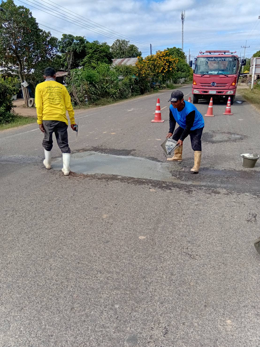 ข่าวประชาสัมพันธ์ วันจันทร์ ที่ 15 เดือน ธันวาคม พ.ศ. 2568 เทศบาลตำบลปราสาท อำเภอบ้านด่าน จังหวัดบุรีรัมย์ ทีมงาน กองช่าง ,ป้องกันและบรรเทาสาธารณภัย ระหว่างวันที่ 1 - 15 ธันวาคม พ.ศ. 2568 - ออกบริการซ่อมแซมไฟส่องสว่าง หมู่1 ,หมู่14 - เติมสารส้มและคลอรีนน้ำประปา - ซ่อมแซมปะถนน เส้นบ้านกะนัง - เส้นบ้านขาม - เผาขยะ - ปล่อยตะกอนปลายท่อน้ำทิ้ง หมู่1 หมู่2 หมู่3 - ต่อท่อน้ำประปาใหม่ บริเวณเตาเผาขยะ - ย้ายมิเตอร์น้ำประปาใหม่ หมู่3