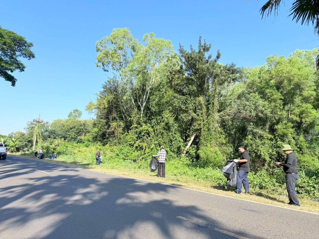 นศุกร์ ที่ 30 เดือนธันวาคม พ.ศ.2569 ท่านนายก พนาพัฒน์ ชะลุนรัมย์ นายกเทศมนตรีตำบลปราสาท พร้อมด้วยคณะผู้บริหาร สมาชิกสภา หัวหน้าส่วนราชการ และพนักงานเทศบาลตำบลปราสาท ร่วมทำกิจกรรม Big Cleaning Day เพื่อเป็นการจัดกิจกรรมทำความสะอาด เพื่อรณรงค์ให้มีการดูแลรักษาความสะอาดทั้งพื้นที่เทศบาลตำบลปราสาท ปรับปรุงสภาพภูมิทัศน์ เพื่อขับเคลื่อนการจัดการขยะมูลฝอยในการนี้ด้วย ถนนบ้านด่าน- บ้านปราสาท ระยะทางประมาณ 3 กิโลเมตร