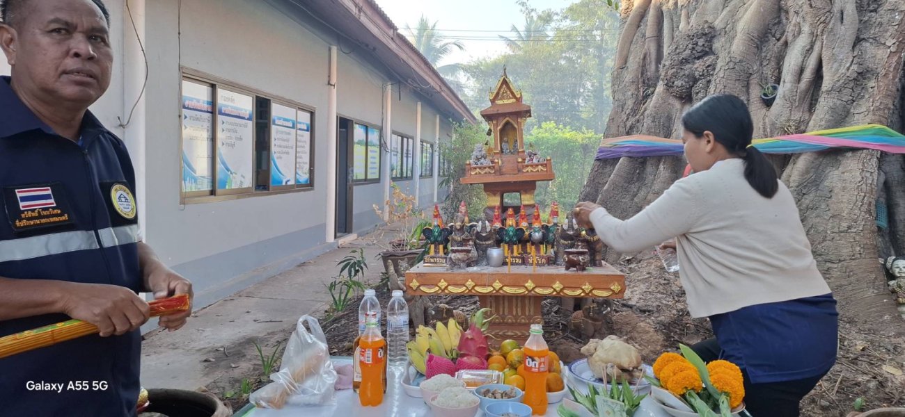 วันพฤหัสบดี ที่ 15 มกราคม พ.ศ.2569  นายพนาพัฒน์ ชะลุนรัมย์ นายกเทศมตรีตำบลปราสาท พร้อมด้วยคณะผู้บริหาร สมาชิกสภา หัวหน้าส่วนราชการ  ไหว้ศาลตายาย ศาลพระภูมิเจ้าที่ ณ เทศบาลตำบลปราสาท ที่คอยดูแลปกปักษ์รักษาลูกหลาน และเพื่อให้การดำเนินโครงการแข่งขันกีฬาต้านยาเสพติดตำบลปราสาทประจำปีงบประมาณ 2569 เป็นไปด้วยความเรียบร้อย  โดยมีประเภทการแข่งขันกีฬา ดังนี้     ฟุตบอล 11 คน (ชาย)     ฟุตบอล 7 คน (ชาย)     ฟุตบอลชาย 7 คน อาวุโส 40 ปีขึ้นไป