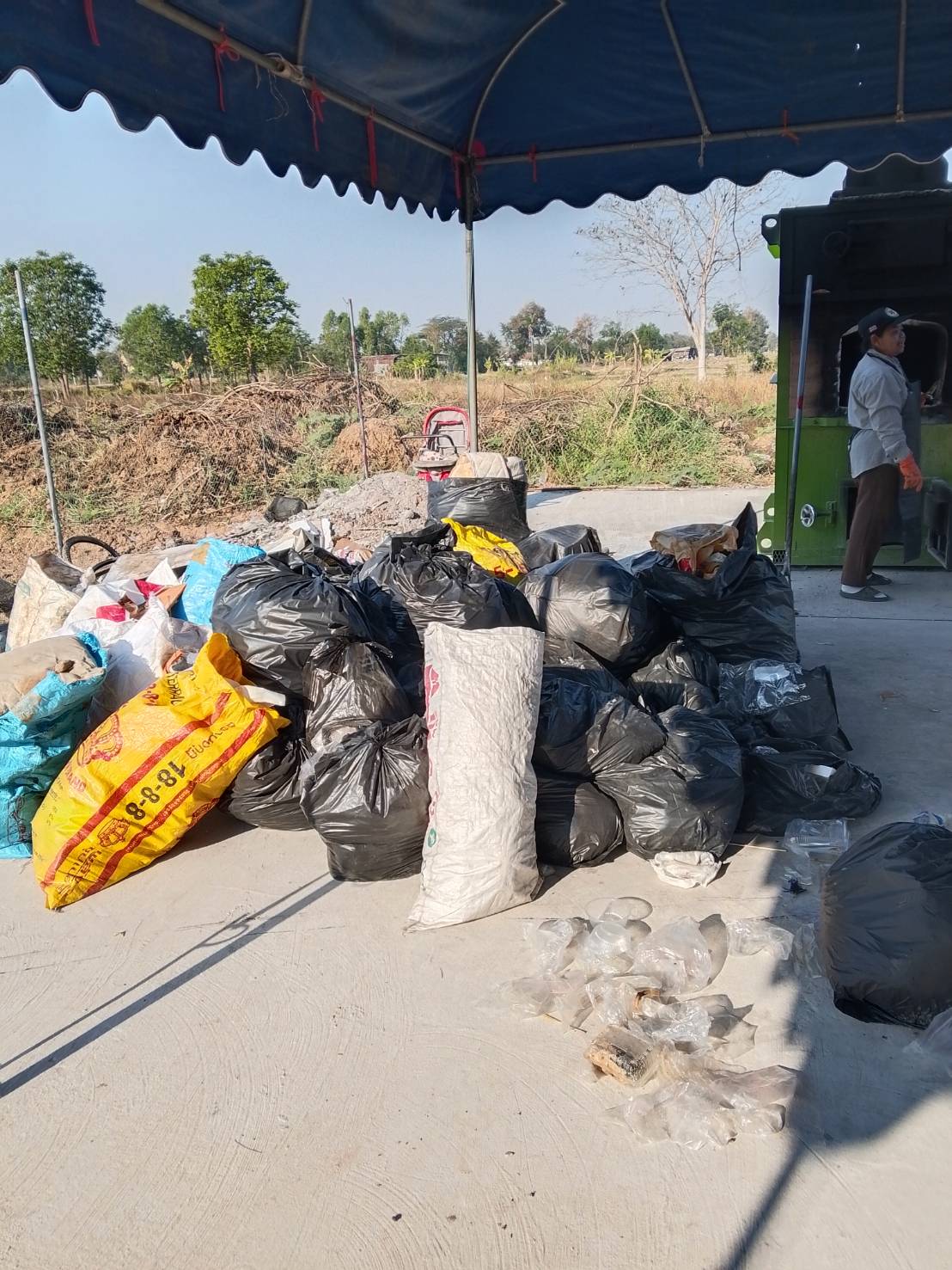 ข่าวประชาสัมพันธ์ วันพุธที่ 11 เดือน กุมภาพันธ์ พ.ศ. 2569 เทศบาลตำบลปราสาท อำเภอบ้านด่าน จังหวัดบุรีรัมย์ ทีมงาน กองช่าง ,ป้องกันและบรรเทาสาธารณภัย ระหว่างวันที่ 1 - 11 กุมภาพันธ์ พ.ศ. 2569 - ออกบริการซ่อมแซมไฟส่องสว่าง  หมู่1  จำนวน 2 จุด - เติมสารส้มและคลอรีนน้ำประปา - เผาขยะ - ล้างประปา ประจำเดือน กุมภาพันธ์ - ติดป้ายห้ามทิ้งขยะ - ปล่อยตะกอนปลายท่อน้ำทิ้ง หมู่4 ,หมู่14