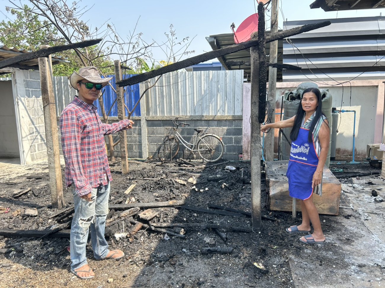 วันศุกร์ ที่ 27 มีนาคม พ.ศ.2569 เจ้าหน้าที่งานป้องกันและบรรเทาสาธารณภัยได้ลงพื้นที่ตรวจสอบอัคคีภัยเหตุเกิดเมื่อ เวลา 03.20 น. วันที่ 27 มีนาคม 2569 พร้อมทั้งสำรวจความเสียหายบ้านเรือน นางสมใจ รอบแคว้น บ้านเลขที่ 67 หมู่13 ตำบลปราสาท อำเภอบ้านด่าน จังหวัดบุรีรัมย์  เพื่อความปลอดภัยของประชาชนในพื้นที่ และให้คำแนะนำการป้องกันเหตุแก่ประชาชน ขอความร่วมมือทุกบ้านเรือนและร้านค้า  ตรวจสอบปลั๊ก–สายไฟเป็นประจำ  ปิดอุปกรณ์ไฟฟ้าก่อนออกจากบ้าน  จัดเก็บวัสดุไวไฟให้ปลอดภัย  เตรียมอุปกรณ์ดับเพลิงให้พร้อมใช้งาน