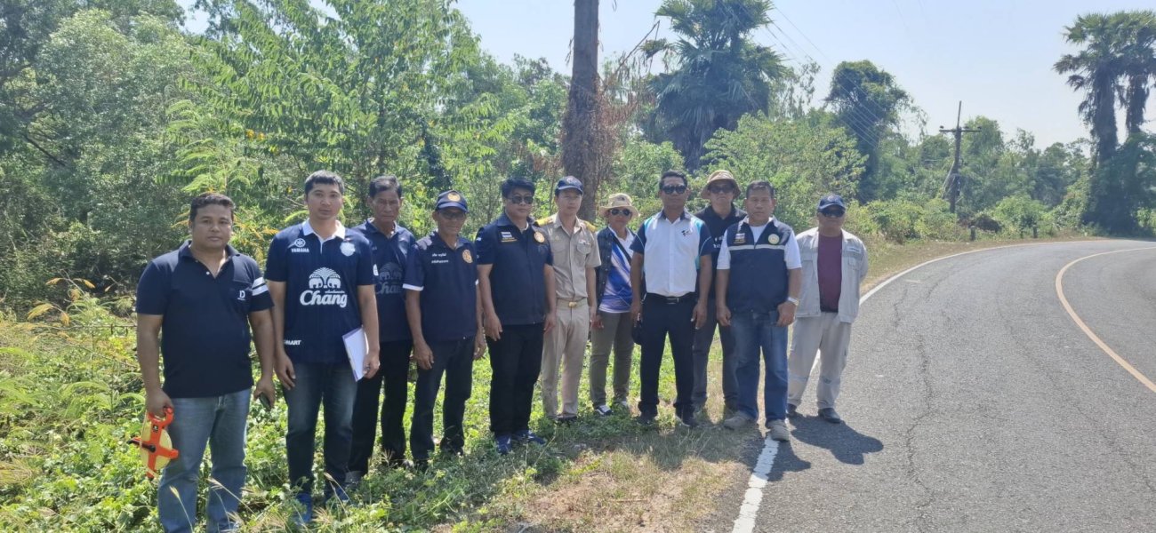 ประชาสัมพันธ์ วันที่ 30 มีนาคม พ.ศ.2569 เทศบาลตำบลปราสาท นายพนาพัฒน์ ชะลุนรัมย์ นายกเทศมนตรีตำบลปราสาท ร่วมด้วยนายกอบต.วังเหนือ นายสัญญา ชาญวิเศษ พร้อมด้วยเจ้าหน้าที่การไฟฟ้าบุรีรัมย์ ลงพื้นที่สำรวจเพื่อปรับปรุงภูมิทัศน์และตัดต้นไม้  ขอแจ้ง ประชาสัมพันธ์ให้ประชาชนทราบ เจ้าหน้าที่จะลงพื้นที่ดำเนินการ ปรับปรุงภูมิทัศน์และตัดแต่งต้นไม้ ตลอดแนวถนนเส้นบ้านด่าน-บ้านปราสาท และพื้นที่ที่อยู่ใกล้แนวสายไฟฟ้า เพื่อความปลอดภัยของประชาชนผู้ใช้รถใช้ถนนทุกท่านและเพื่อให้เจ้าหน้าที่การไฟฟ้าทำงานได้อย่างมีประสิทธิภาพมากขึ้น  อาจมีเจ้าหน้าที่ เครื่องจักร หรืออุปกรณ์ทำงานบนถนนบางช่วง  โปรดระมัดระวังในการใช้ถนน และขออภัยในความไม่สะดวก  ขอบคุณประชาชนทุกท่านที่ให้ความร่วมมือค่ะ