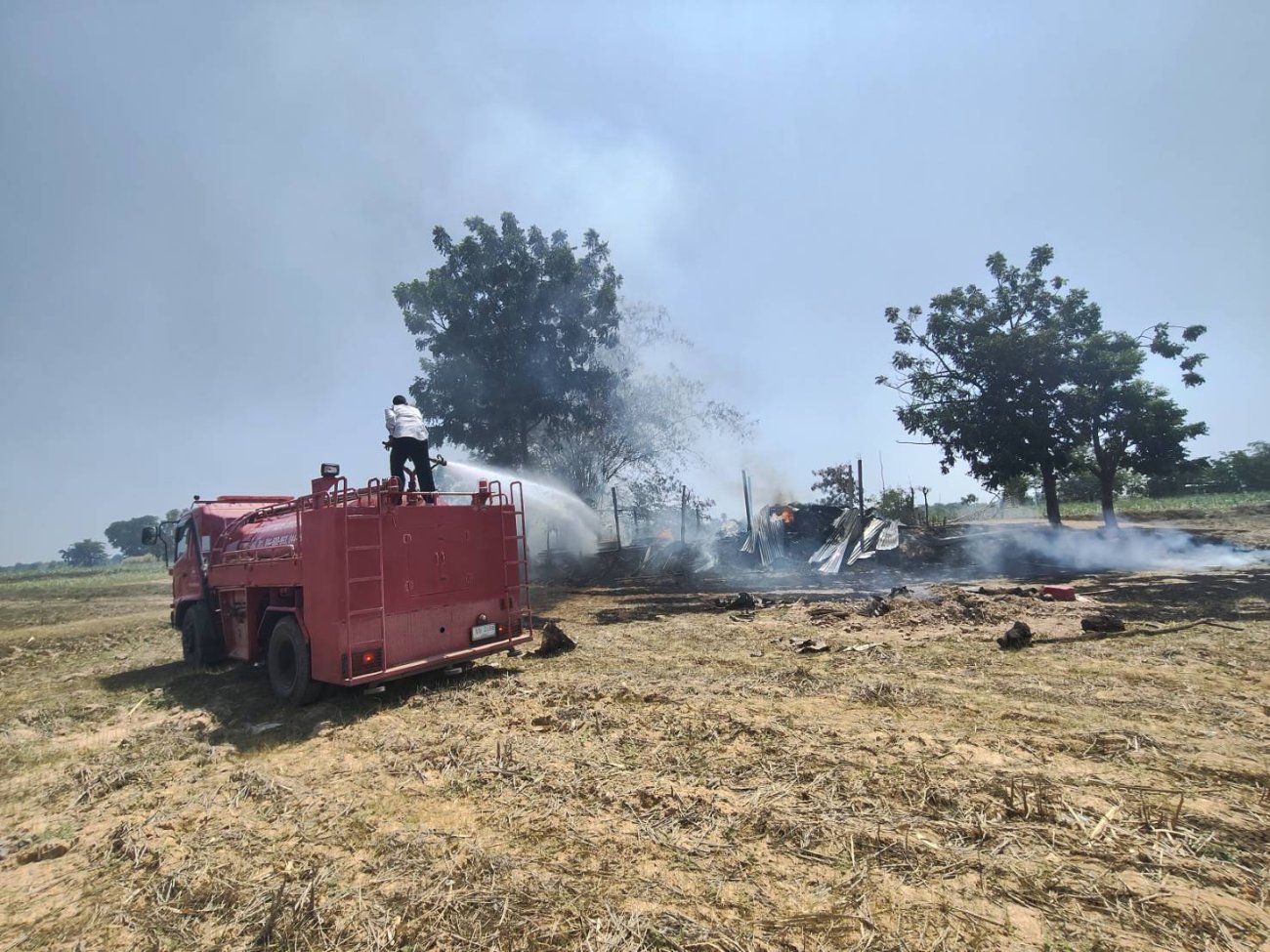 ข่าวประชาสัมพันธ์ วันศุกร์ ที่ 10 เดือน เมษายน พ.ศ. 2569 เทศบาลตำบลปราสาท อำเภอบ้านด่าน จังหวัดบุรีรัมย์ ทีมงาน กองช่าง ,ป้องกันและบรรเทาสาธารณภัย ระหว่างวันที่ 1 - 10 เมษายน พ.ศ. 2569 - เติมสารส้มและคลอรีนน้ำประปา - ทาสีปรับปรุงภาพลักษณ์ เพื่อความสวยงาน และเป็นระเบียนเรียบร้อย  - ซ่อมแซมท่อน้ำประปาแตก หมู่ 14  - ซ่อมแซมท่อน้ำประปาแตก หมู่ 14 โค้งทางไปบ้านตลาด - ออกบริการเดินท่อประปา หมู่ 3 - ซ่อมแซมท่อน้ำประปาแตกสะพานที่ 2 - เผาขยะ - ล้างน้ำประปา ประจำเดือน เมษายน - ออกระงับเหตุไฟลามทุ่ง หมู่18 - ออกระงับเหตุไฟไหม้กระท่อม หมู่8 บ้านตลาด - ซ่อมแซมฝ้าชำรุดศูนย์อบรมเด็กก่อนเกณฑ์วัดบ้านปราสาท - ติดป้ายประชาสัมพันธ์เตือน บอกโค้งอันตราย