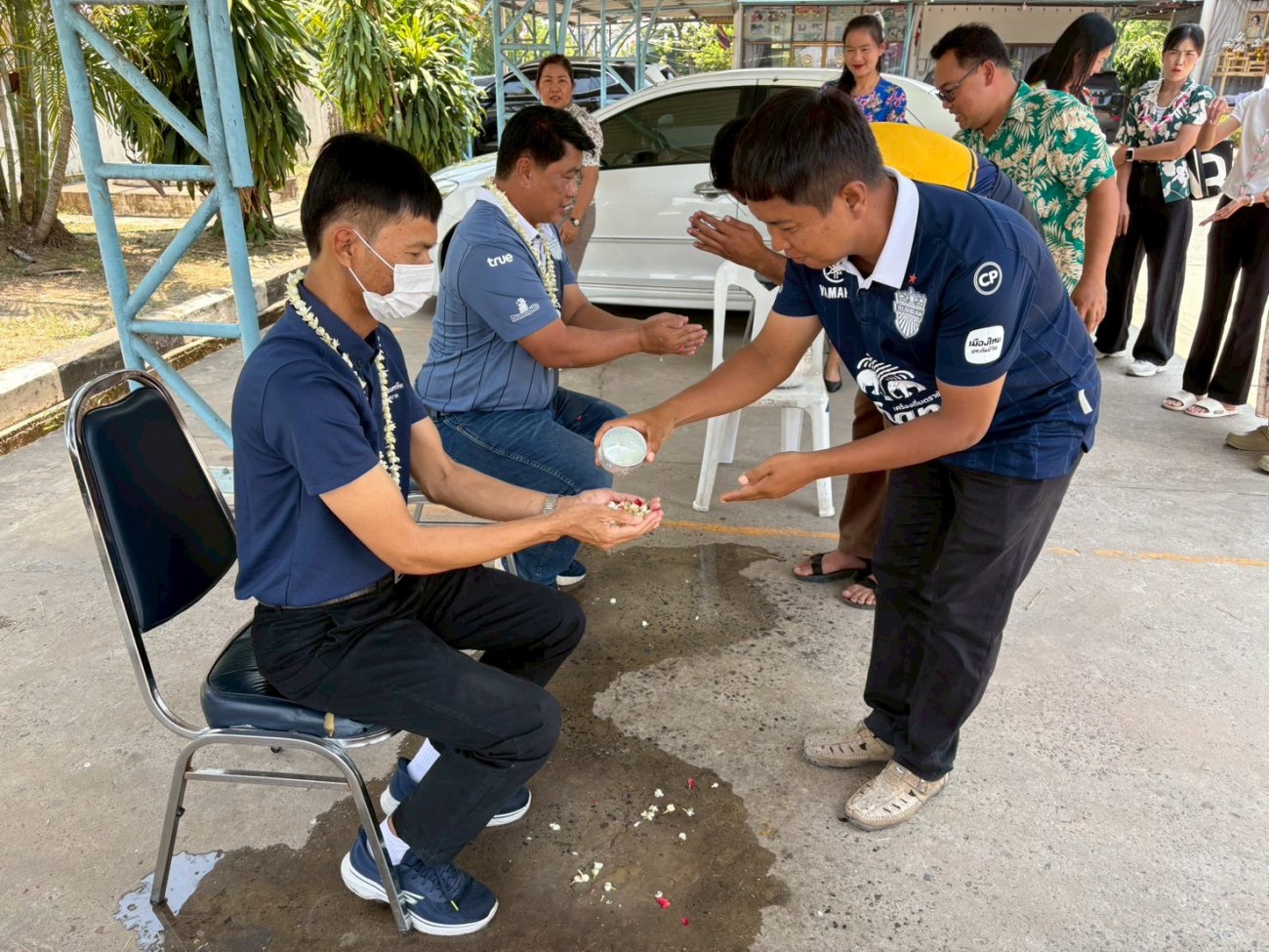 ทศบาลตำบลปราสาท ร่วมสืบสานประเพณีไทย รดน้ำขอพรมงคลเนื่องในเทศกาลสงกรานต์ ประจำปี 2569       เมื่อวันที่ 10 เมษายน 2569 นำโดยนายกิตติวัฒน์ ปิติเรืองสิทธิ์ รองปลัดเทศบาลตำบลปราสาท พร้อมด้วยหัวหน้าส่วนราชการ พนักงานเทศบาลตำบลปราสาท ร่วมสืบสานประเพณีรดน้ำดำหัวและขอพร เพื่อความเป็นสิริมงคลในโอกาสวันขึ้นปีใหม่ไทย ท่านนายกพนาพัฒน์ ชะลุนรัมย์ นายกเทศมนตรีตำบลปราสาท และนายพิสิทธิ์ ธณเตชทัต ปลัดเทศบาลตำบลปราสาท         เพื่อเป็นการรักษาประเพณีอันดีงามและเสริมสร้างความสัมพันธ์อันดีในองค์กร ในการร่วมกันพัฒนาเทศบาลตำบลปราสาทให้ยั่งยืนสืบไป