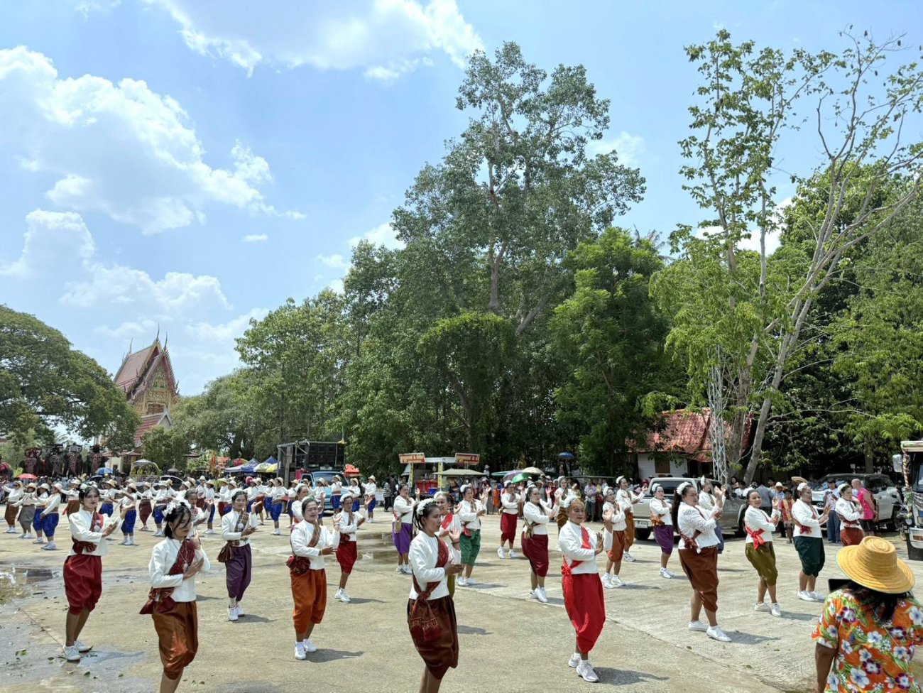 เทศบาลตำบลปราสาท อำเภอบ้านด่าน จังหวัดบุรีรัมย์ #แห่นาคช้าง   เมื่อวันที่ 15 เมษายน พ.ศ.2569 นำโดย นายพนาพัฒน์ ชะลุนรัมย์ นายกเทศบาลตำบลปราสาท พร้อมด้วยคณะผู้บริหาร พนักงานเทศบาตำบลปราสาท ร่วมโครงการบรรพชาอุปสมบทพระภิกษุ สามเณร และบวชศีลจาริณี อบรมปฏิบัติธรรมภาคฤดูร้อน ระหว่างวันที่ 15 -29 เมษายน 2569 ณ วัดบ้านปราสาท ตำบลปราสาท อำเภอบ้านด่าน จังหวัดบุรีรัมย์