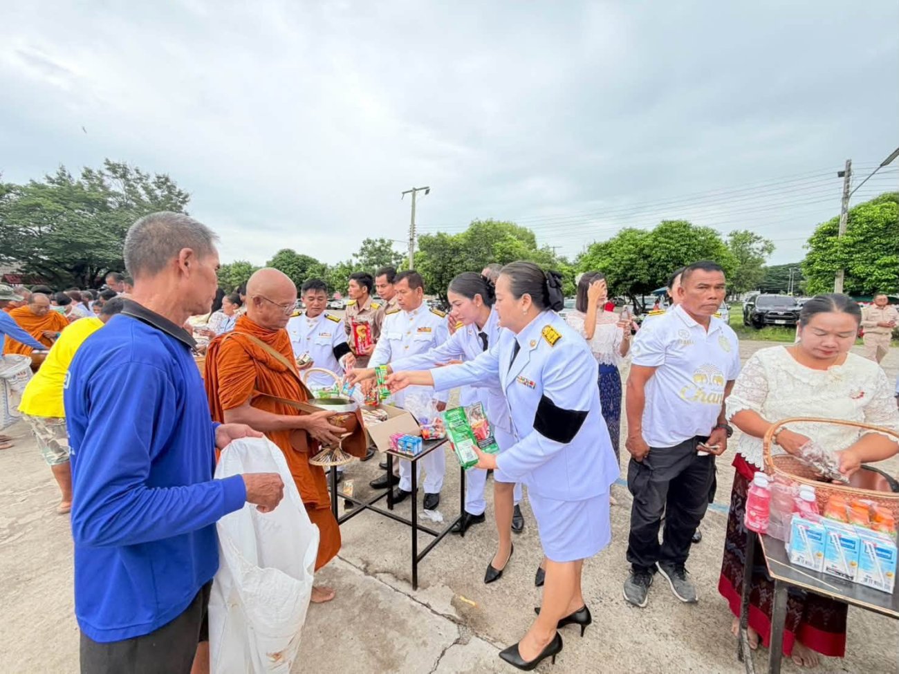 วันนี้ 28 กรกฎาคม 2569  เทศบาลตำบลปราสาท อำเภอบ้านด่าน จังหวัดบุรีรัมย์        นายพนาพัฒน์ ชะลุนรัมย์ นายกเทศมนตรีตำบลปราสาท พร้อมด้วยคณะผู้บริหาร สมาชิกสภาเทศบาล หัวหน้าส่วนราชการ พนักงานเทศบาลตำบลปราสาท ร่วมพิธีทำบุญตักบาตรถวาย พระสงฆ์ สามเณร 45 รูป ถวายเป็นพระราชกุศลแด่พระบาทสมเด็จพระเจ้าอยู่หัว เนื่องในโอกาสพระราชพิธีมหามงคลเฉลิมพระชนมพรรษา 28 กรกฎาคม 2569 ณ หอประชุมอำเภอบ้านด่าน   พิธีวางพานพุ่ม ถวายเครื่องราชสักการะ และจุดเทียนชัยถวายพระพรชัยมงคล แด่พระบาทสมเด็จพระเจ้าอยู่หัว เนื่องในโอกาสพระราชพิธีมหามงคลเฉลิมพระชนมพรรษา