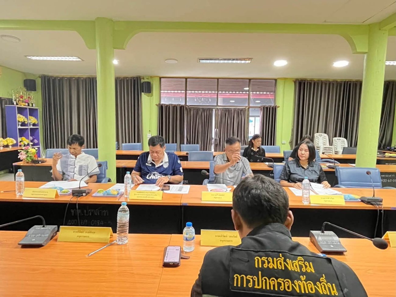 ประชาสัมพันธ์เทศบาลตำบลปราสาท กองสาธารณสุขและสิ่งแวดล้อม   วันที่ 10 กันยายน 2569 นายพนาพัฒน์ ชะลุนรัมย์ นายกเทศมนตรีตำบลปราสาท เป็นประธานอนุกรรมการ พร้อมด้วยคณะอนุกรรมการ เข้าร่วมประชุมพิจารณาอนุมัติโครงการ จัดบริการดูแลระยะยาวสำหรับผู้สูงอายุที่มีภาวะพึ่งพิงและบุคคลอื่นที่มีภาวะพึ่งพิง (Care Giver) ครั้งที่ 2/2569 เพื่อร่วมกันพิจารณาและอนุมัติโครงการ ตลอดจนส่งเสริมให้ผู้สูงอายุและบุคคลที่มีภาวะพึ่งพิงได้รับการดูแลอย่างเหมาะสมและทั่วถึง  ณ ห้องประชุมสภาเทศบาลตำบลปราสาท  เทศบาลตำบลปราสาท อำเภอบ้านด่าน จังหวัดบุรีรัมย์