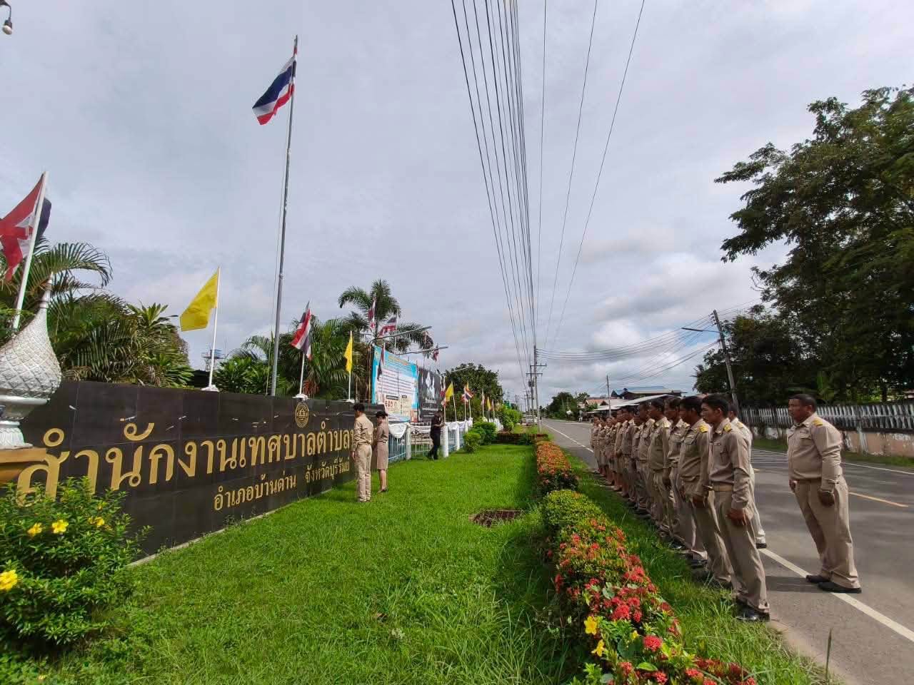 ข่าวประชาสัมพันธ์ เทศบาลตำบลปราสาท ร่วมพิธีเชิญธงชาติไทยและเคารพธงชาติ เนื่องในวันพระราชทานธงชาติไทย (Thai National Flag Day) ประจำปี 2569 วันที่ 28 กันยายน พ.ศ. 2569 เวลา 08.00 น. นำโดย นายพนาพัฒน์ ชะลุนรัมย์ นายกเทศมนตรีตำบลปราสาท พร้อมด้วยคณะผู้บริหาร สมาชิกสภาเทศบาล ข้าราชการ พนักงานเทศบาลตำบลปราสาท เข้าร่วมพิธีเชิญธงชาติไทยขึ้นสู่ยอดเสาและร่วมร้องเพลงชาติไทยโดยพร้อมเพรียงกัน เนื่องใน "วันพระราชทานธงชาติไทย" ณ หน้าสำนักงานเทศบาลตำบลปราสาท  วัตถุประสงค์และสาระสำคัญของกิจกรรม น้อมรำลึกในพระมหากรุณาธิคุณ: ร่วมระลึกถึงพระมหากรุณาธิคุณของพระบาทสมเด็จพระมงกุฎเกล้าเจ้าอยู่หัว (รัชกาลที่ 6) ที่ทรงพระกรุณาโปรดเกล้าฯ พระราชทานธงไตรรงค์เป็นธงชาติไทย เมื่อวันที่ 28 กันยายน พ.ศ. 2460 ปลูกฝังความภาคภูมิใจในชาติ: เสริมสร้างความรัก ความสามัคคี และความภาคภูมิใจในสถาบันชาติ ศาสนา พระมหากษัตริย์ แสดงออกถึงความจงรักภักดี: ร่วมกันร้องเพลงชาติไทยอย่างพร้อมเพรียง เพื่อสะท้อนถึงพลังความสามัคคีและความจงรักภักดีของข้าราชการ พนักงาน และประชาชนชาวตำบลปราสาท เทศบาลตำบลปราสาท ร่วมสืบสานความภาคภูมิใจในเอกราชและความเสียสละของบรรพบุรุษไทย ธงชาติไทยเป็นสัญลักษณ์แห่งความสามัคคีและหลอมรวมใจของคนในชาติให้เป็นหนึ่งเดียวครับ