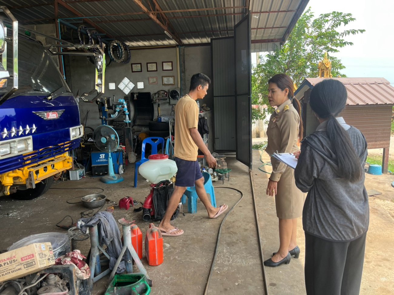 ประชาสัมพันธ์ วันที่ 5 ตุลาคม 2569  ลงพื้นที่ตรวจสอบร้านค้าในพื้นที่ หมู่7 และหมู่11 นำโดย นางสาวจอมใจ ช่วยสุรินทร์ ผู้อำนวยการกองสาธารณสุขและสิ่งแวดล้อม  และเจ้าหน้าที่เทศบาลตำบลปราสาท ลงพื้นที่ตรวจเยี่ยมและให้คำแนะนำแก่ผู้ประกอบการร้านค้า เพื่อส่งเสริมให้สถานประกอบการมีความสะอาด ปลอดภัย ถูกสุขลักษณะ และเป็นไปตามหลักสุขาภิบาล พร้อมทั้งประชาสัมพันธ์และให้คำแนะนำด้านสุขอนามัย การจัดเก็บอาหาร การรักษาความสะอาดของสถานที่ และการดูแลความปลอดภัยของผู้บริโภค  ร่วมกันสร้างร้านค้าสะอาด อาหารปลอดภัย ผู้บริโภคมั่นใจ  เพื่อสุขภาพที่ดีของประชาชนในพื้นที่