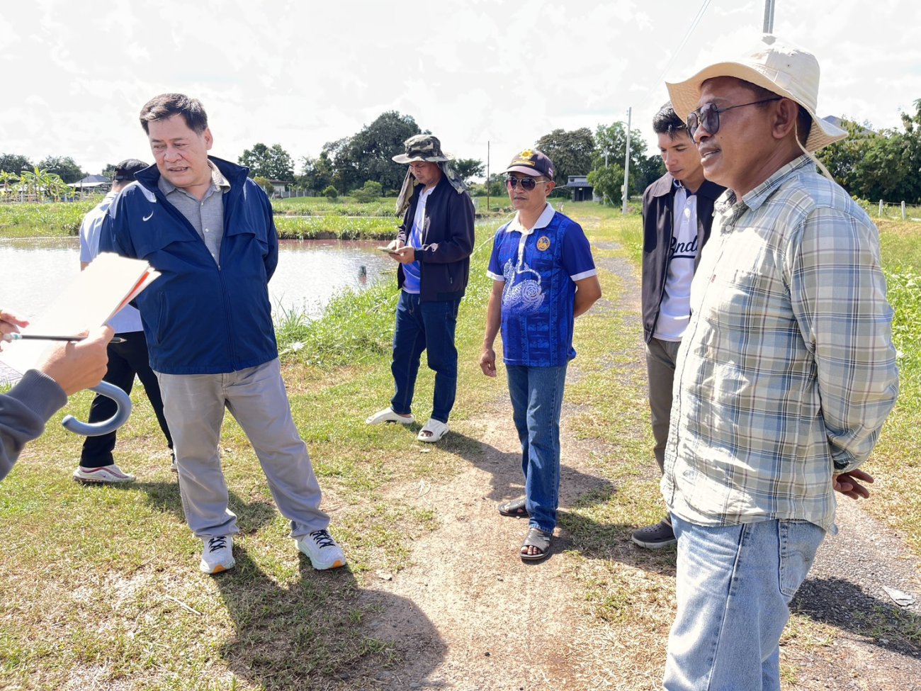 เทศบาลตำบลปราสาท อำเภอบ้านด่าน จังหวัดบุรีรัมย์ โดยกองสาธารณสุขและสิ่งแวดล้อม พร้อมด้วยคณะกรรมการลงพื้นที่ตรวจสอบข้อเท็จจริง หมู่ที่ 2 บ้านปราสาท เพื่อตรวจสอบข้อเท็จจริงกรณีได้รับเรื่องร้องเรียน–ร้องทุกข์เกี่ยวกับผลกระทบจากเหตุรำคาญ ปัญหากลิ่นเหม็นรบกวนจากบ่อปลา ซึ่งอาจส่งผลกระทบต่อการดำเนินชีวิตและความเป็นอยู่ของประชาชนในพื้นที่        การลงพื้นที่ในครั้งนี้มีวัตถุประสงค์เพื่อรับทราบข้อเท็จจริง ตรวจสอบสภาพปัญหาที่เกิดขึ้น และพิจารณาแนวทางแก้ไขปัญหาอย่างเหมาะสม เพื่อบรรเทาความเดือดร้อนของประชาชน และส่งเสริมให้ประชาชนสามารถอยู่อาศัยในสภาพแวดล้อมที่ดี มีสุขอนามัยที่เหมาะสม